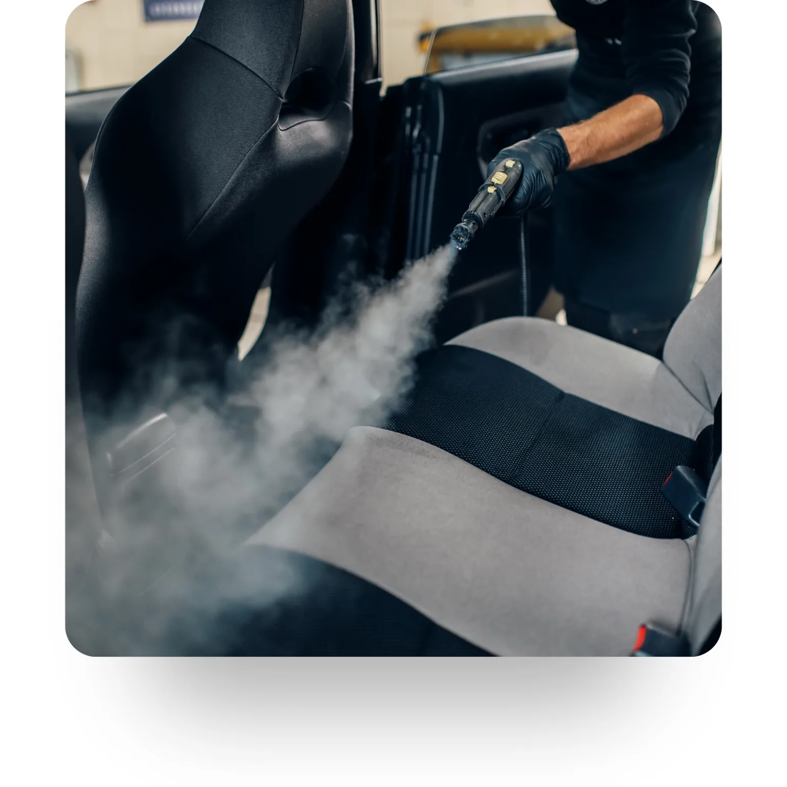 Nettoyage intérieur de voiture dont les isèges arrières.
