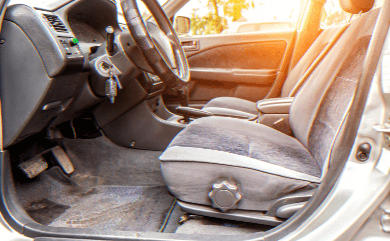 Lire la suite à propos de l’article Comment Nettoyer l&rsquo;Intérieur d&rsquo;une Voiture en 5 Étapes Simples !