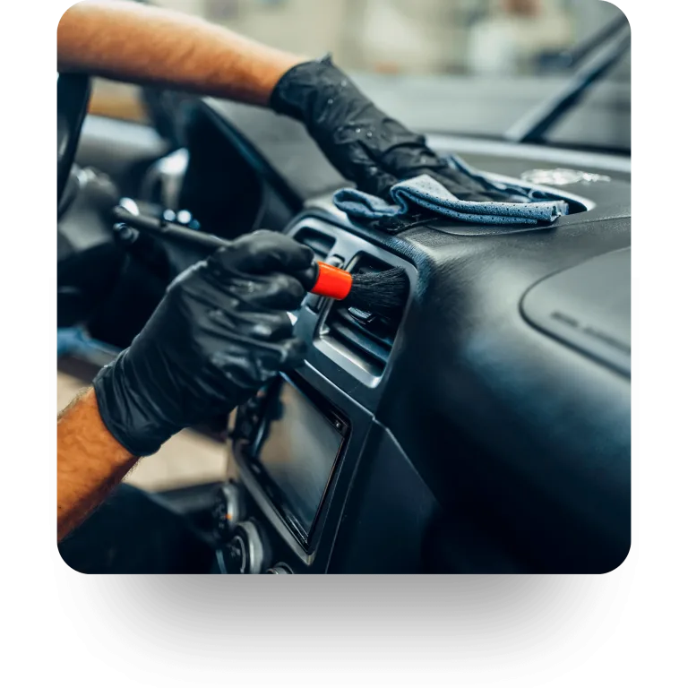 entreprise de Nettoyage qui nettoie une voiture