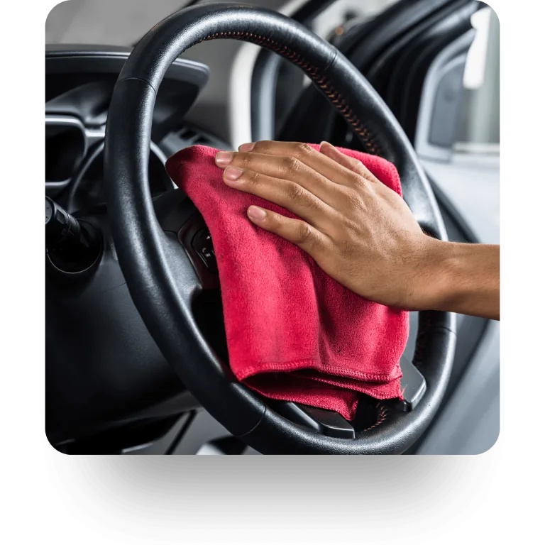 entreprise de Nettoyage qui nettoie un voiture