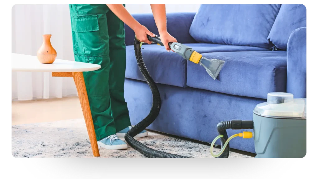 Nettoyage de sofa par un professionnel.