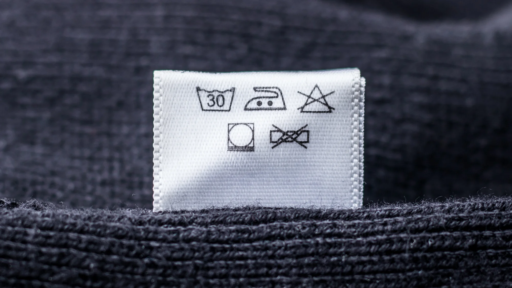 Vérification de l'étiquette d'entretien d'un canapé