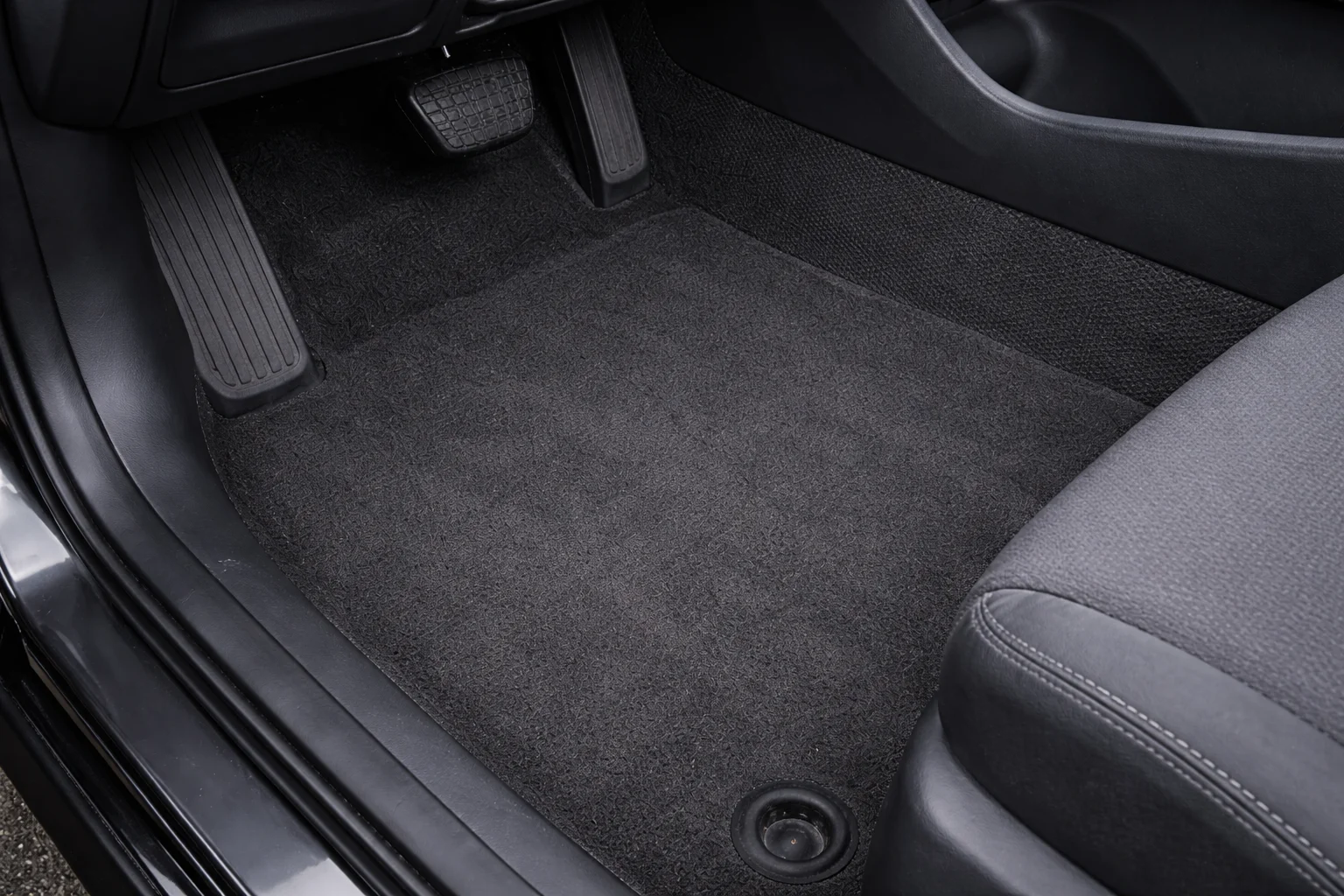 Lire la suite à propos de l’article Nettoyer une moquette de voiture : Méthode complète