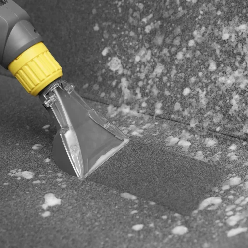 nettoyage de canapé gris, avec une machine karcher.